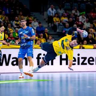 Jannik Kohlbacher wirft in abgeknickter Position während des Fallens