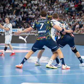 Robert Timmermeister lässt dem gegnerischen Kreisläufer im Mittelblock keinen Platz