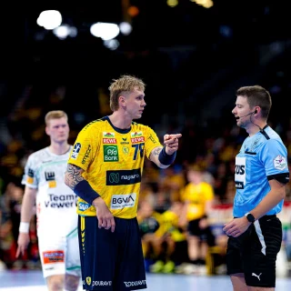 Edwin Aspenbäck spricht mit dem Schiedsrichter