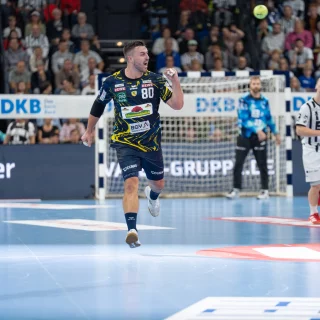 Jannik Kohlbacher läuft zurück in die Abwehr und ballt seine linke Faust in Richtung Abwehr