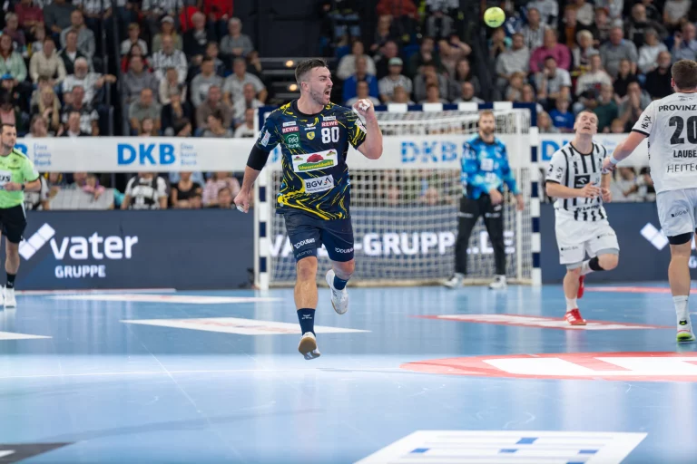 Jannik Kohlbacher läuft zurück in die Abwehr und ballt seine linke Faust in Richtung Abwehr