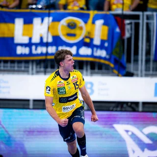 David More jubelt auf dem Weg in die Abwehr zu den Fans