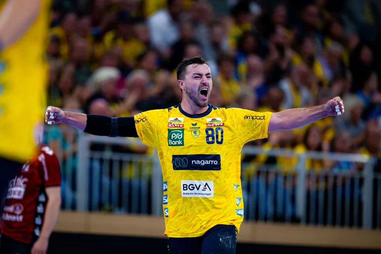 Jannik Kohlbacher breitet die Arme aus während er zum Jubel brüllt