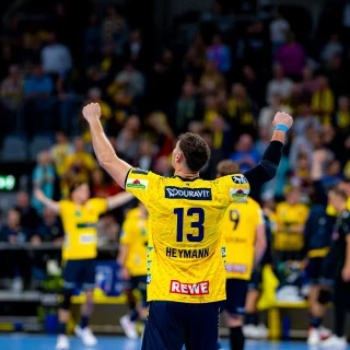 Bastian Heymann streckt beide Arme nach oben zum Jubel