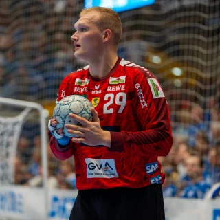 David Späth halt den Ball in seinen Händen