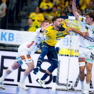 Dani Baijens wird von zwei Verteidigern bekämpft und versucht den Ball abzuspielen