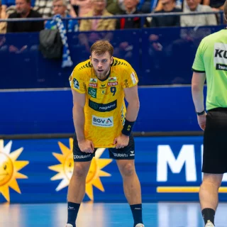 Steven Plucnar stützt beide Arme auf seinen Oberschenkeln ab