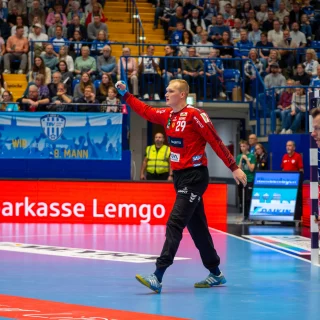 David Späth steht im Tor und reißt die Faust nach oben