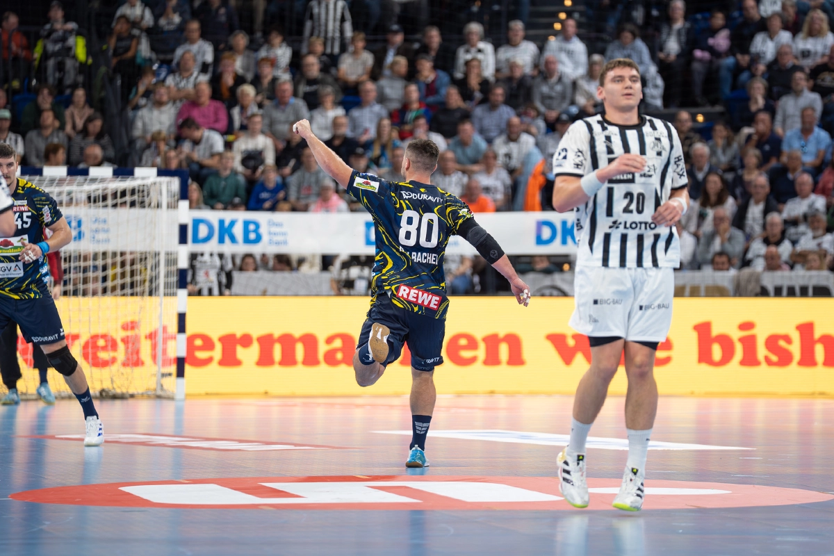 Jannik Kohlbacher freut sich über einen Treffer in Kiel.