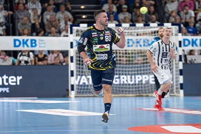Jannik Kohlbacher freut sich über einen Treffer.