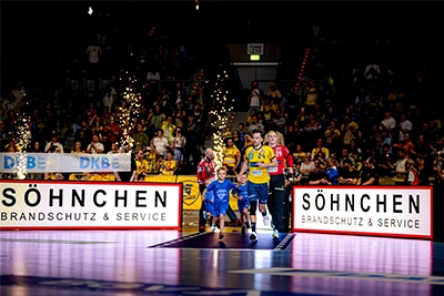 Die Mannschaft läuft zum Heimspiel in der SAP Arena ein.