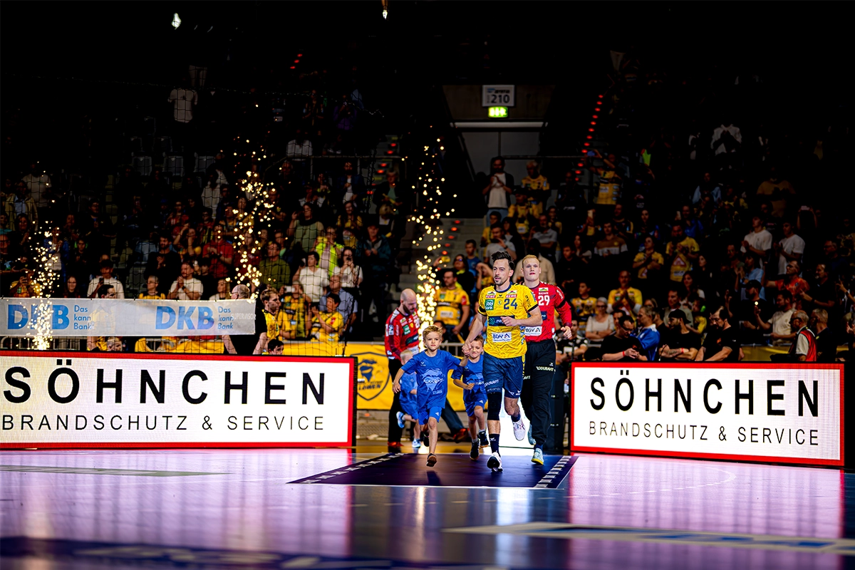 Die Mannschaft läuft zum Heimspiel in der SAP Arena ein.