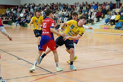 U19-Spieler Julian Baumhauer im Angriff.