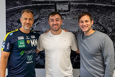 Maik Machulla, Jannik Kohlbacher und Uwe Gensheimer bei der Vertragsunterzeichnung