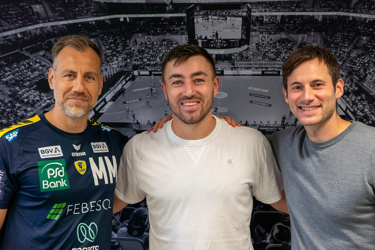 Maik Machulla, Jannik Kohlbacher und Uwe Gensheimer bei der Vertragsunterzeichnung