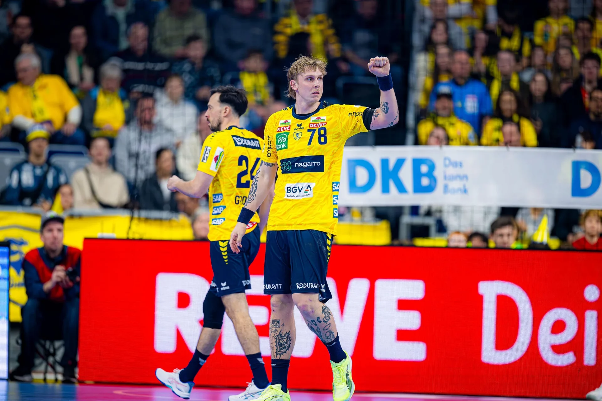 Edwin Aspenbäckballt die Faust zur Bank zum Jubel