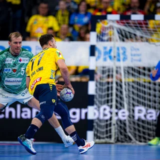 Dani Baijens greift die gegnerische Deckung an