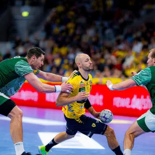 Lukas Sandell im Zweikampf zwischen zwei Verteidigern