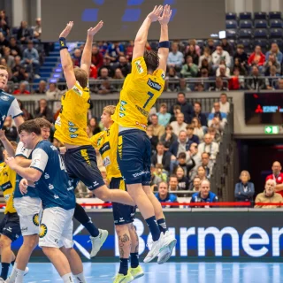 Robert Timmermeister im Block mit Steven Plucnar