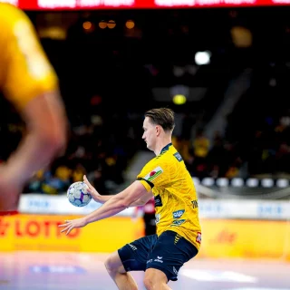 Robert Timmermeister mit dem Ball in seiner rechten Hand