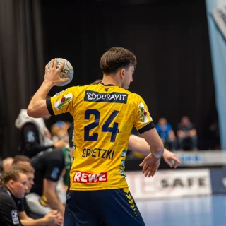 Patrick Groetzki spielt einen Pass von Rechtsaußen