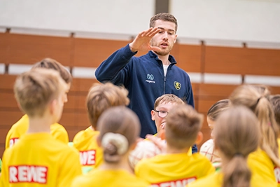 Löwen-Profi Tim Nothdurft gibt Tipps und Tricks beim BGV Löwencamp in Bad Wimpfen.