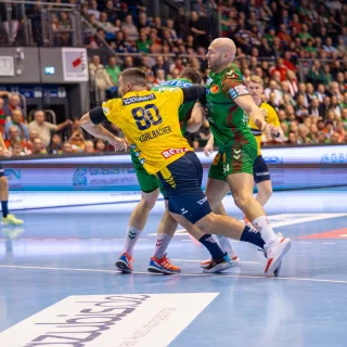 Jannik Kohlbacher wirft vom Kreis in der Partie gegen den SCM