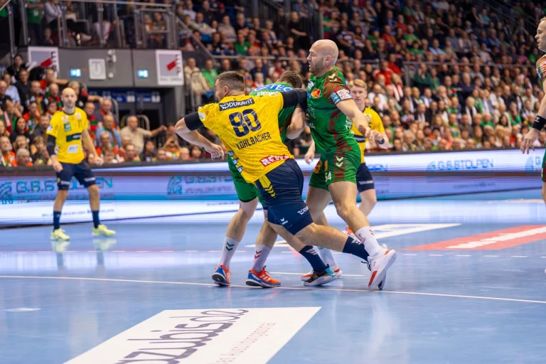 Jannik Kohlbacher wirft vom Kreis in der Partie gegen den SCM