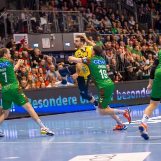 Dani Baijens im Wurf beim Auswärtsspiel gegen den SCM