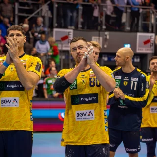 Jannik Kohlbacher und Sebastian Heymann applaudieren Löwen-Fans in Magedeburg