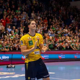 Robert Timmermeister applaudiert Löwen-Fans in Magdeburg nach der Partie