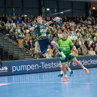 Edwin Aspenbäck im Wurf bei der Auswärtspartie in Wetzlar.