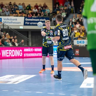 Jannik Kohlbacher und Haukur Thrastarson im Spiel.