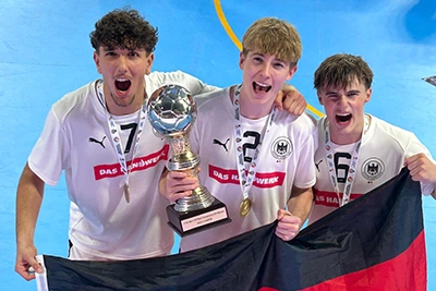 Strahlende frisch gebackene U17-Weltmeister: Can Akkoc, Levin Droll und Tim Löhr