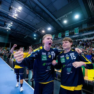 David More und Edwin Aspenbäck jubeln nach dem Spiel.