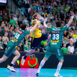 Edwin Aspenbäck im Sprungwurf.