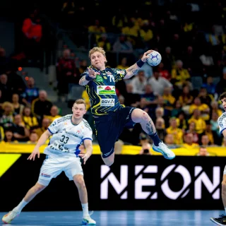 Edwin Aspenbäck im Sprungwurf.