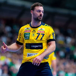 Dani Baijens zeigt den Daumen nach oben im Spiel.