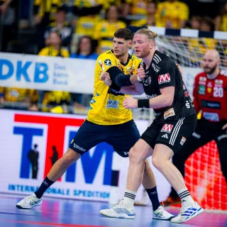 Sebastian Heymann wehrt Maciej Gebala ab.