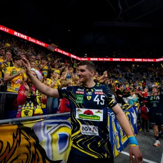 Halil Jaganiac klatscht ´mit Fans ab.