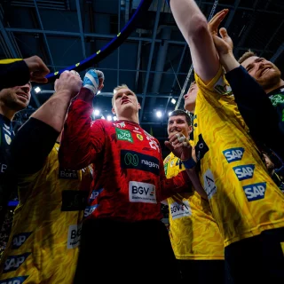 Ein Teil Mannschaft jubelt nach Spielende.