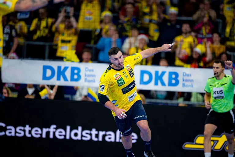 Jannik Kohlbacher jubelt nach einem Tor.