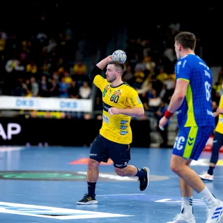 Jannik Kohlbacher passt den Ball.