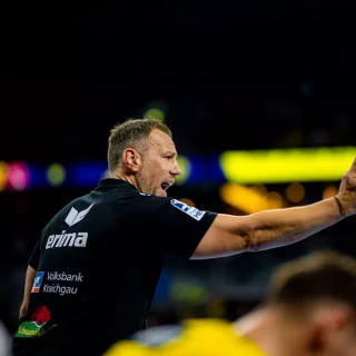 Mike Machulla am Spielfeldrand.