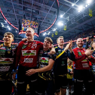 Jubel der Mannschaft vor den Fans.