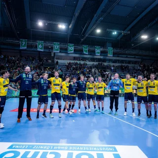 Die Mannschaft jubelt nach dem Auswärtssieg.