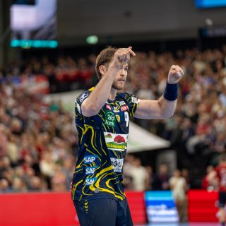 Steven Plucnar Jacobsen gibt Anweisungen während dem Spiel.