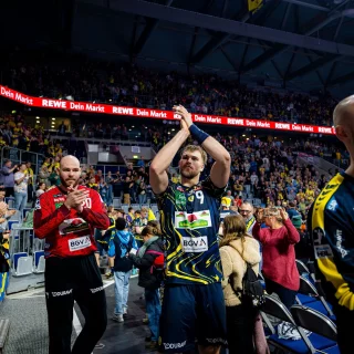 Applaus von Mike Jensen und Steven Plucnar Jacobson für die Fans im Stehblock.