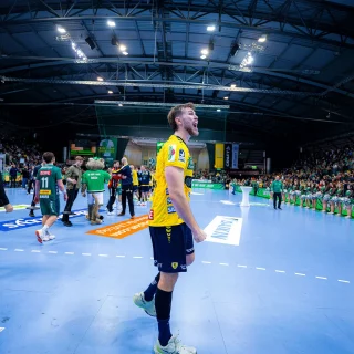 Jubel von Steven Plucnar Jacobson nach dem Sieg gegen Leipzig.