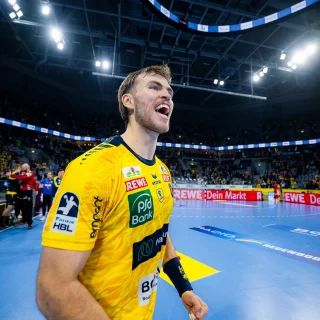 Steven Plucnar jubelt nach Spielende.